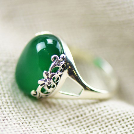 Beautifully Carved Edging 925 Sterling Silver Inlaid Natural Green Chalcedony Ring